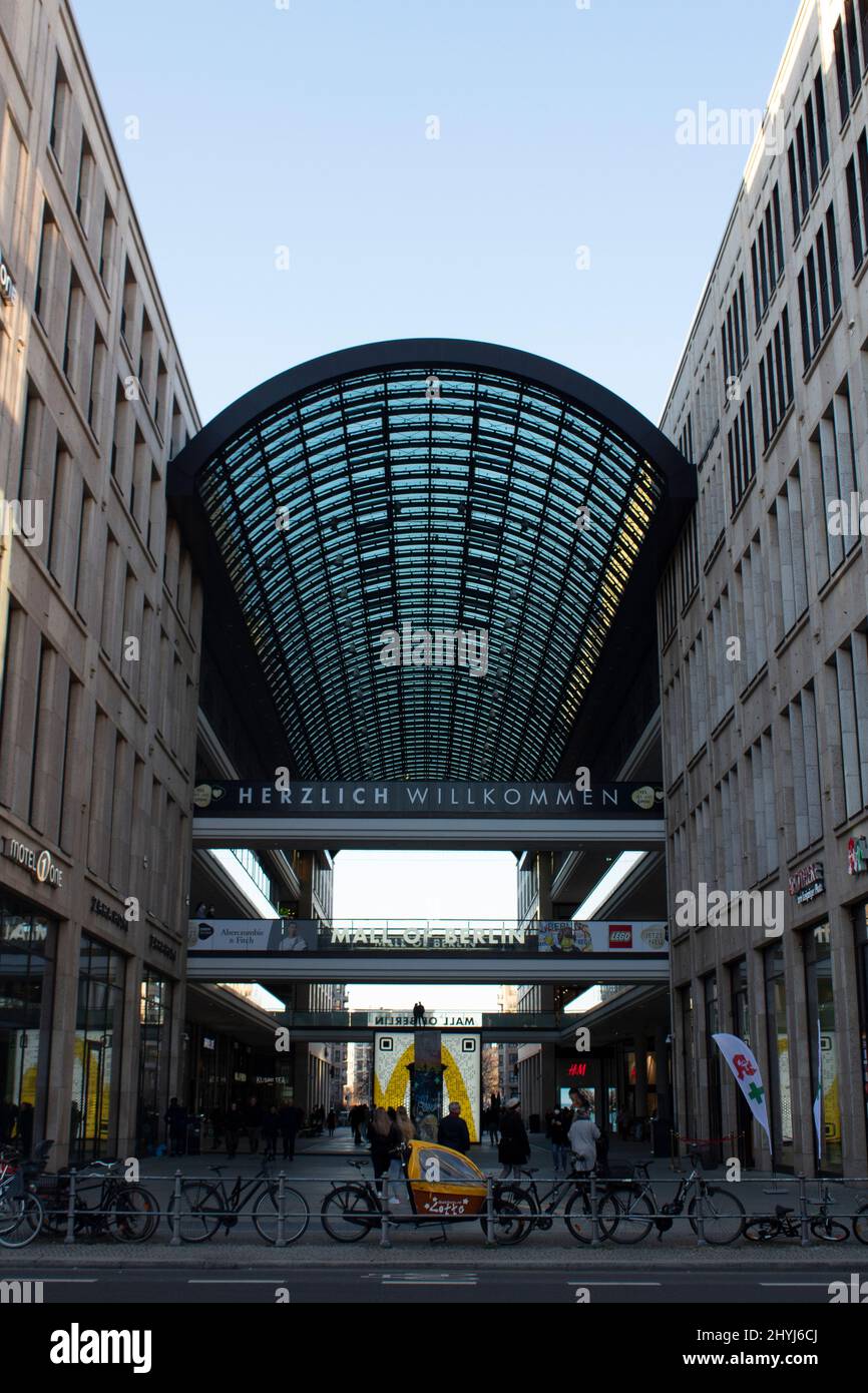 Berlin 24/7: Put a stop to shopping malls in Berlin! – DW – 12/17/2017