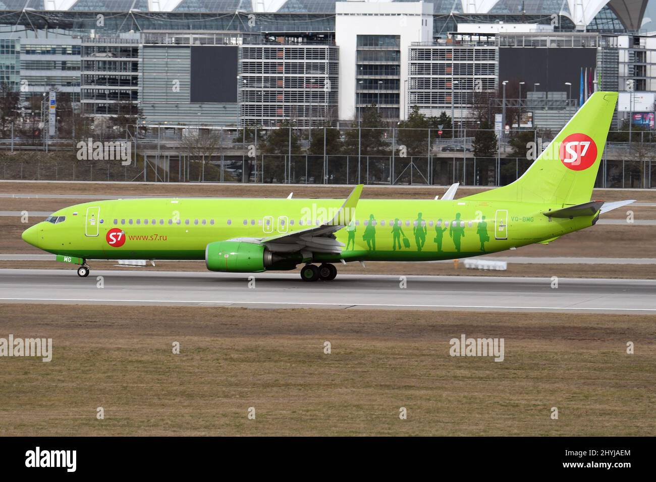 SANCTIONS - FOLLOWING RUSSIAN INVASION OF UKRAINE S7 AIRLINES FORCED TO MOVE AIRCRAFT FROM BERMUDA TO RUSSIAN REGISTER. BOEING 737-800(W) VQ-BMG. Stock Photo