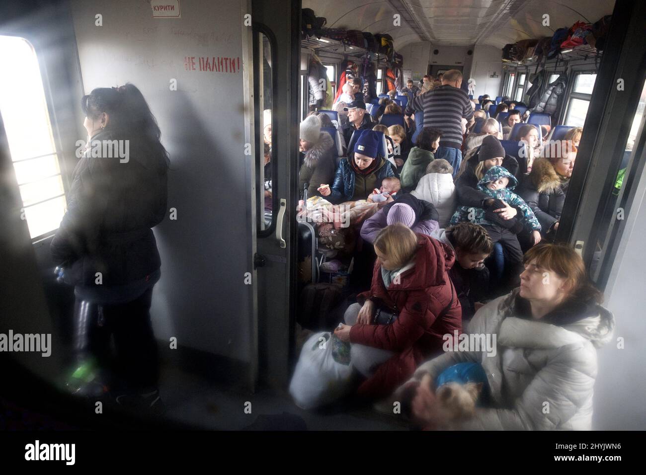 Lviv, Ukraine. Like cattle women and children are placed in a train that are heading to the Polish border, The journey is 80 km that is taking 5 1/2 hours to reach due to the amount of trains leaving Lviv with people fleeing this senseless war. ANP / Hollandse Hoogte / Warren Richardson Stock Photo