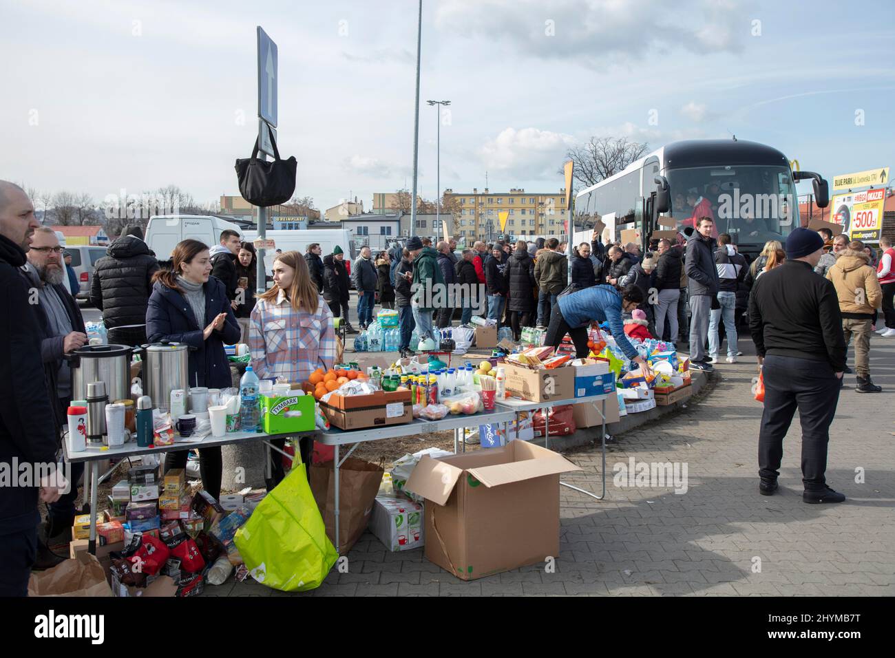Ukrainian refugees, helpers distribute food, drinks and clothes, volunteers have come with minibuses and transport the refugees further to different Stock Photo