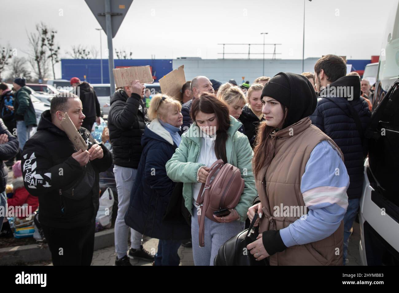 Ukrainian refugees, helpers distribute food, drinks and clothes, volunteers have come with minibuses and transport the refugees further to different Stock Photo