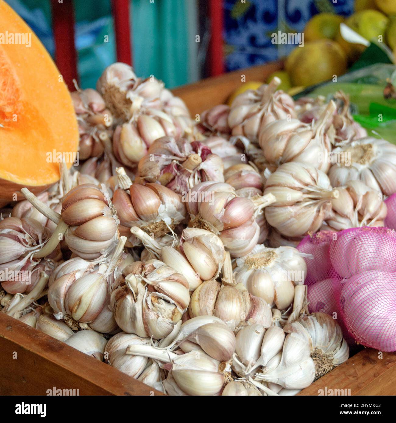 common garlic (Allium sativum), garlic bulbs for sale Stock Photo Alamy