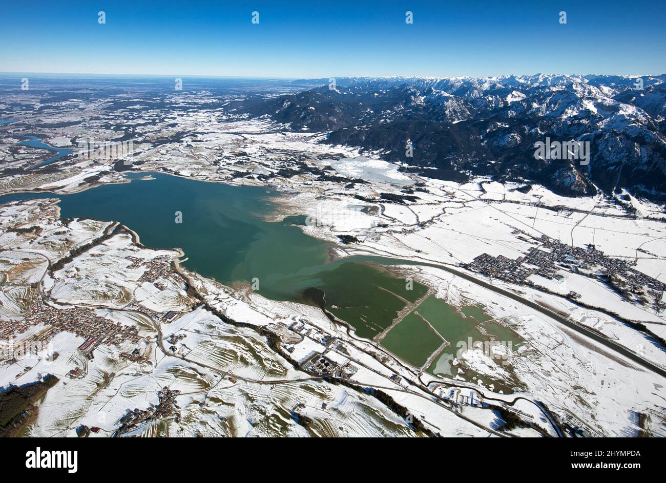 Forggensee in winter, partly without water. Left river Lech, right Allgaeu Alps and Upper Bavarian Alps, aerial view, 09.02.2022, Germany, Bavaria, Stock Photo