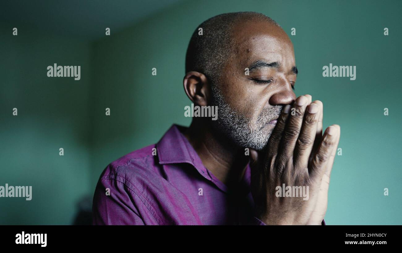 Senior black man praying god hi-res stock photography and images - Alamy