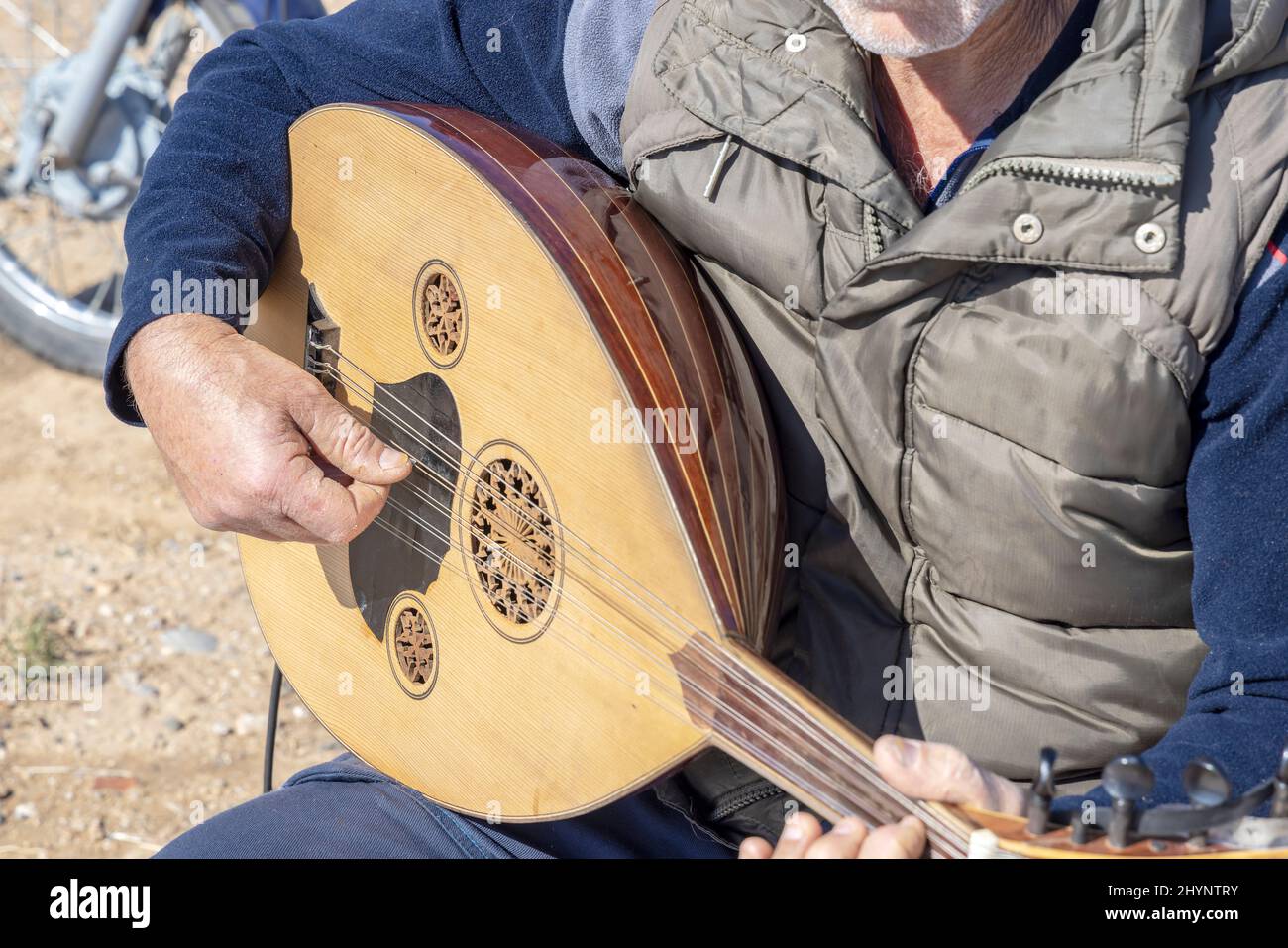Playing baglama hires stock photography and images Alamy
