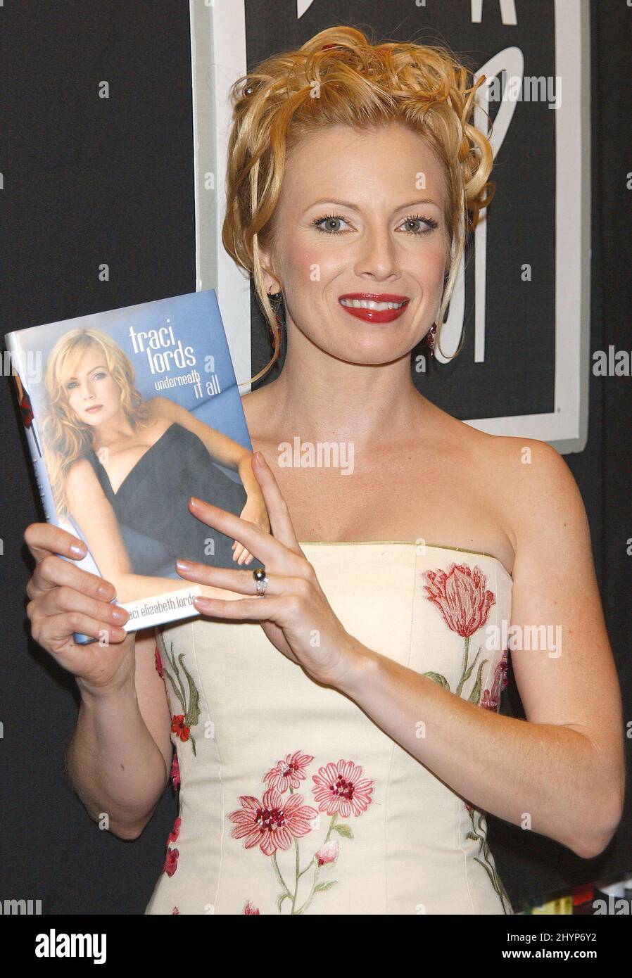 TRACI LORDS SIGNS HER AUTOBIOGRAPHY 'UNDERNEATH IT ALL' IN WEST HOLLYWOOD. PICTURE: UK PRESS Stock Photo