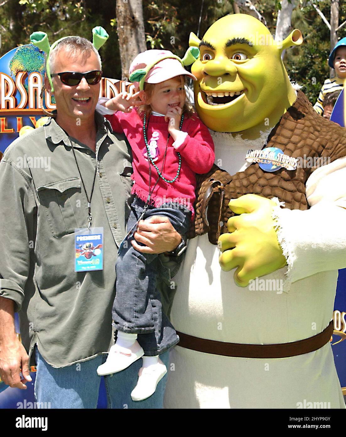 RICHARD DEAN ANDERSON & DAUGHTER WYLIE ATTEND THE SHREK 4-D RIDE OPENING AT UNIVERSAL STUDIOS, CALIFORNIA PICTURE: UK PRESS Stock Photo