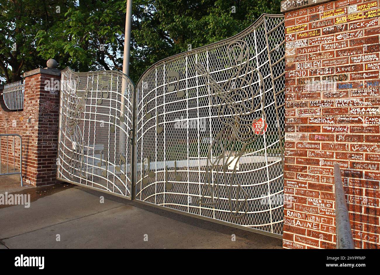 Graceland gates picture hi-res stock photography and images - Alamy