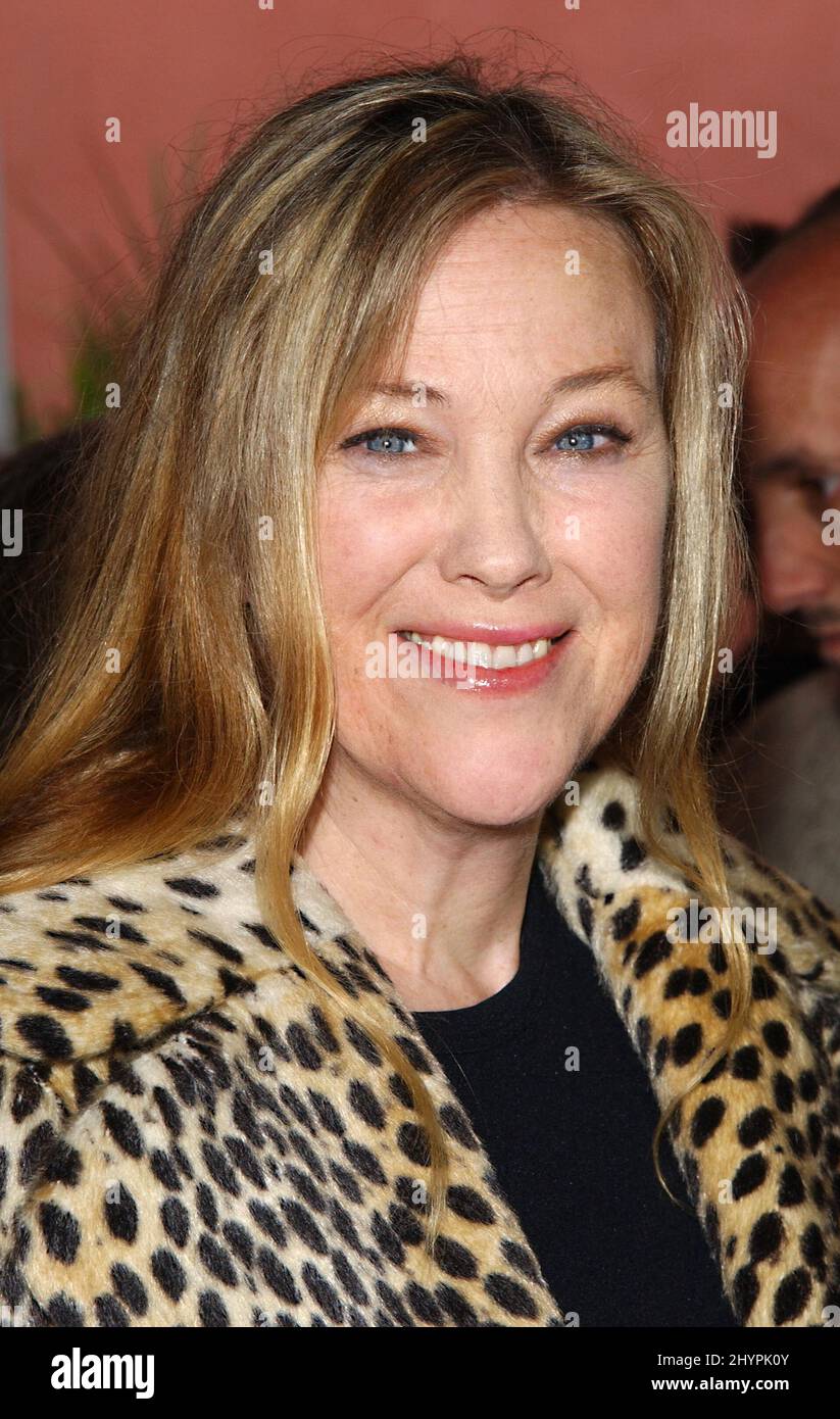 CATHERINE O'HARA ATTENDS 'DR SEUSS' THE CAT IN THE HAT' FILM PREMIERE IN CALIFORNIA. PICTURE: UK PRESS Stock Photo