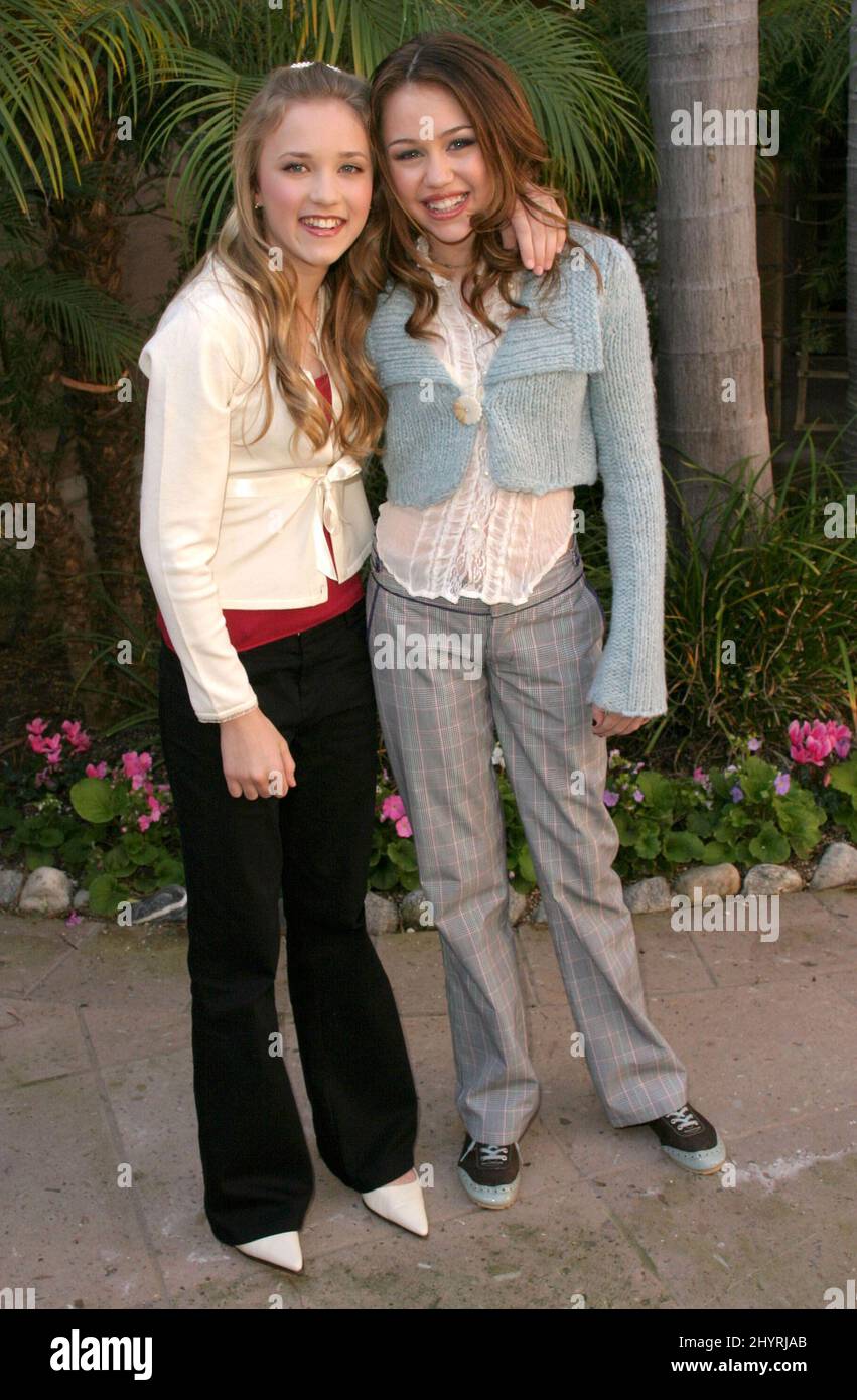 Emily Osment \u0026 Miley Cyrus attend a 'Hannah Montana' Press Conference \u0026  photocall in Pasadena Stock Photo - Alamy, image size:851x1390