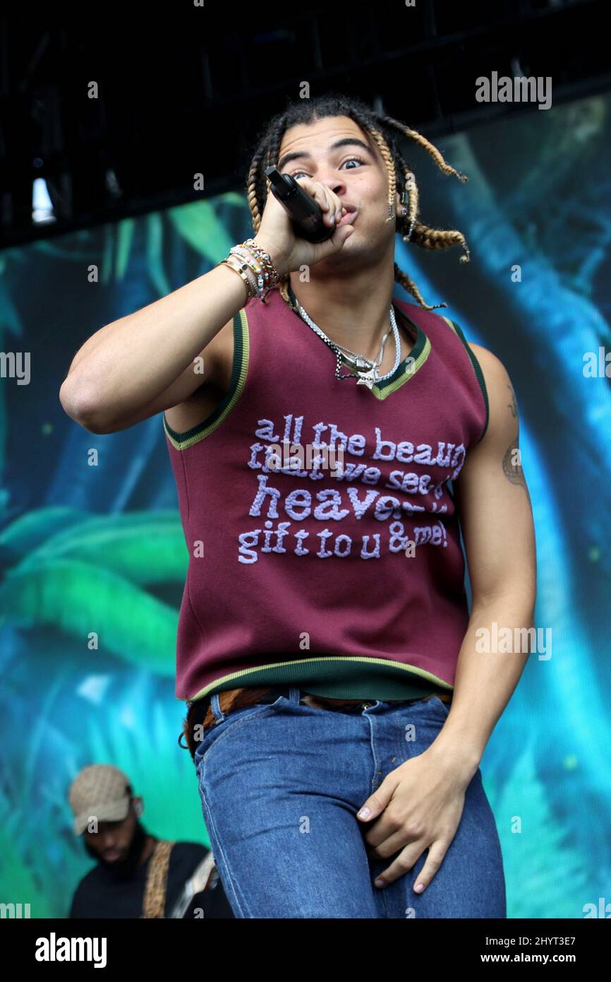 24kgoldn performing hi-res stock photography and images - Alamy