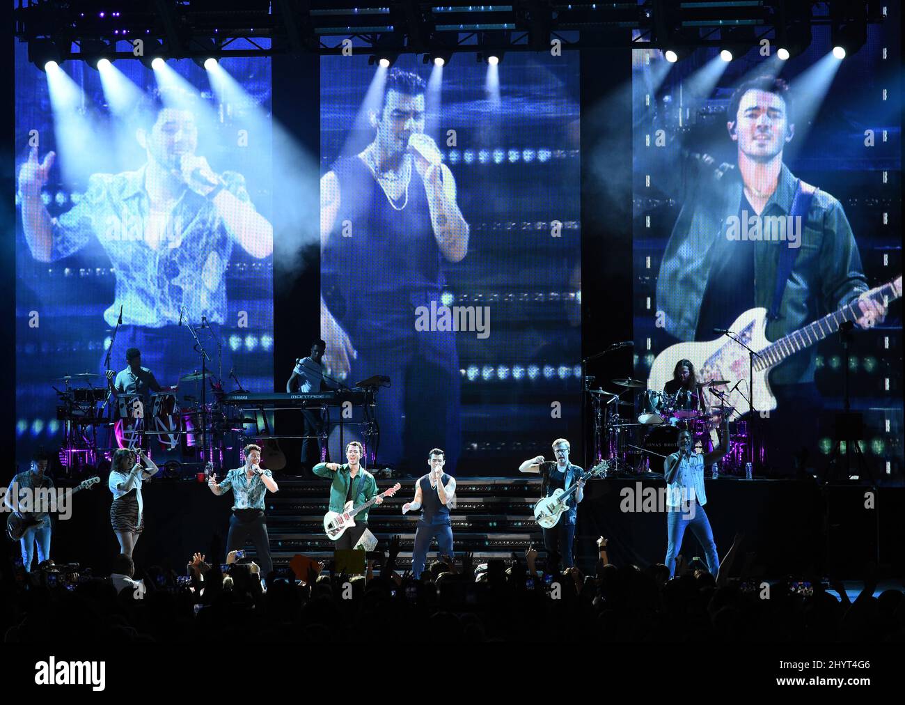 Nick jonas kevin joe onstage nashville tour stop brothers hires stock