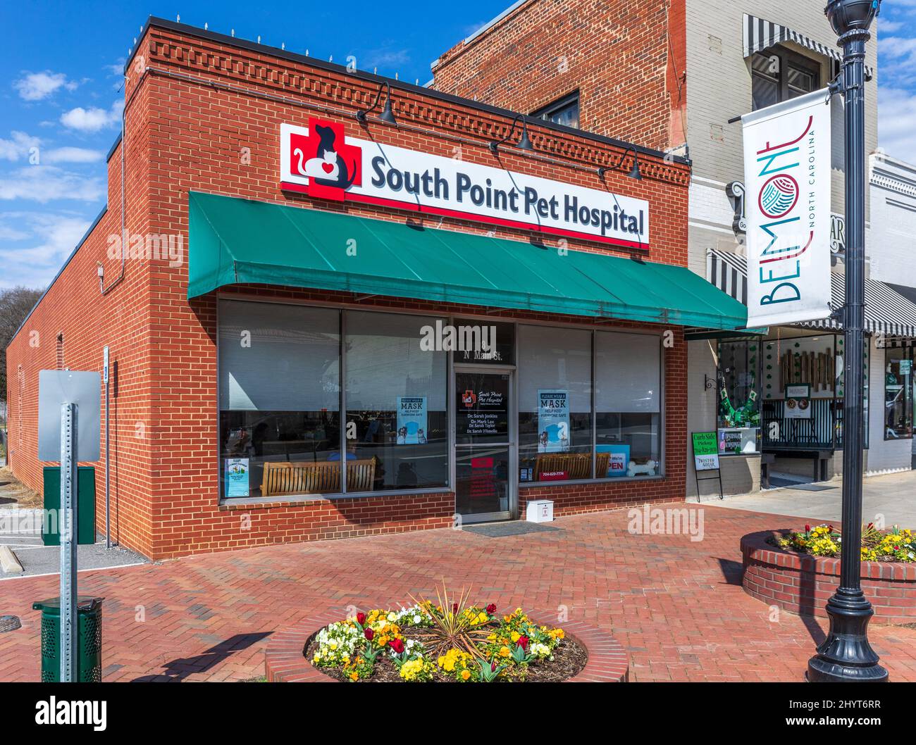 BELMONT, NC, USA-8 MARCH 2022: The South Point Pet Hospital, on Main St., on a sunny, spring day.   Facade and sign. One woman seen in waiting room th Stock Photo