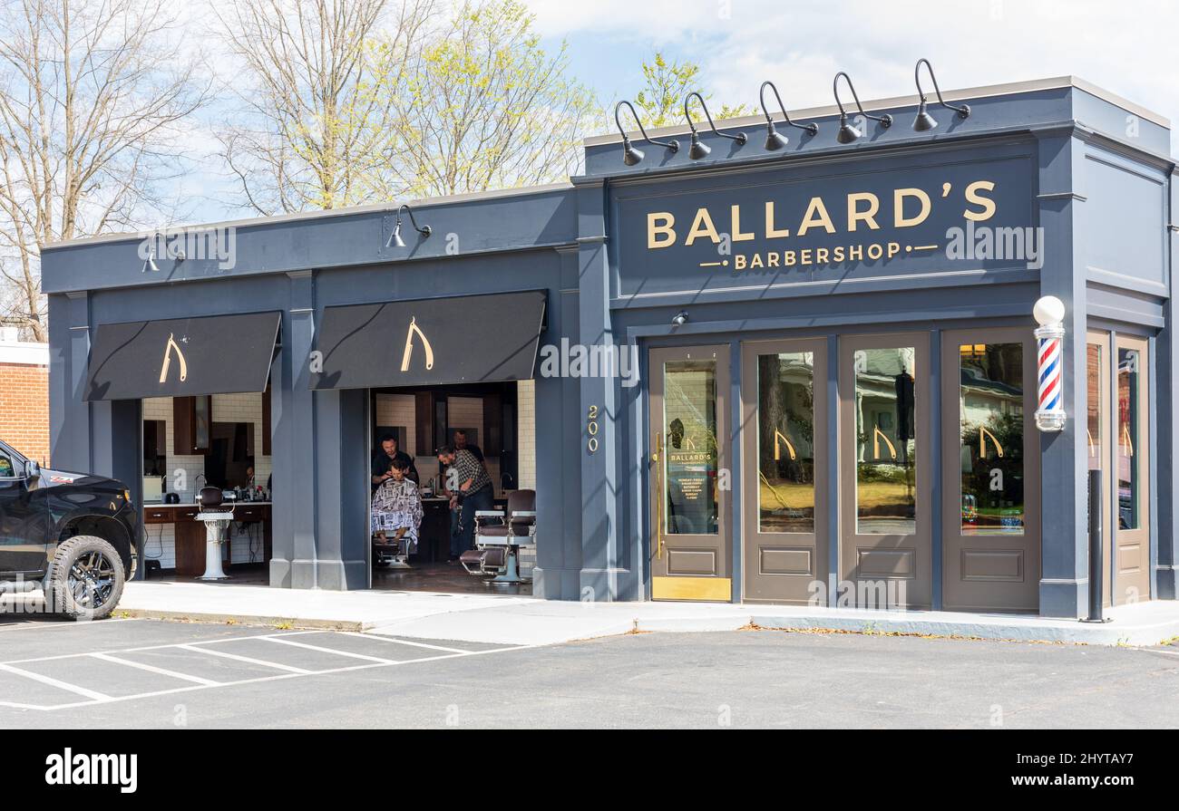 BELMONT, NC, USA-8 MARCH 2022: Ballard's Barbershop, housed in former service station building, with open air parlor. Stock Photo