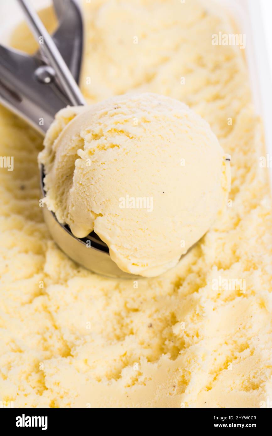 https://c8.alamy.com/comp/2HYW0CR/ice-cream-spoon-with-scoop-lying-in-the-ice-cream-box-2HYW0CR.jpg