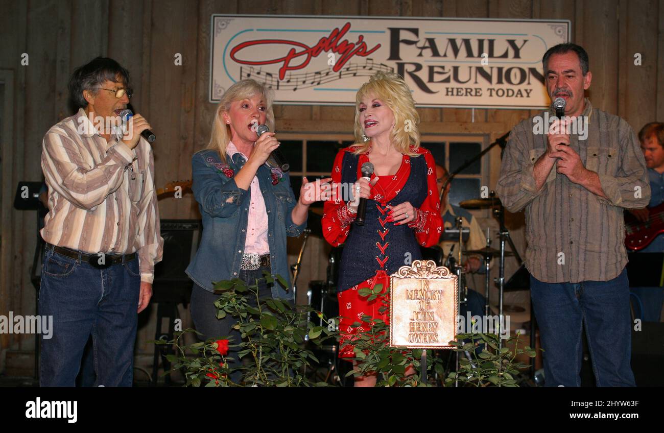 Dolly Parton at the back porch theater, Dollywood. Where she planted a Memorial Rose in honor of family members John Henry Owens and Dorothy Jo Owens while promoting the 75th Anniversary of the Great Smoky Mountain National Park. Stock Photo