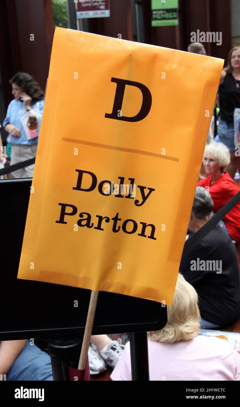 Dolly parton signs copies hires stock photography and images Alamy