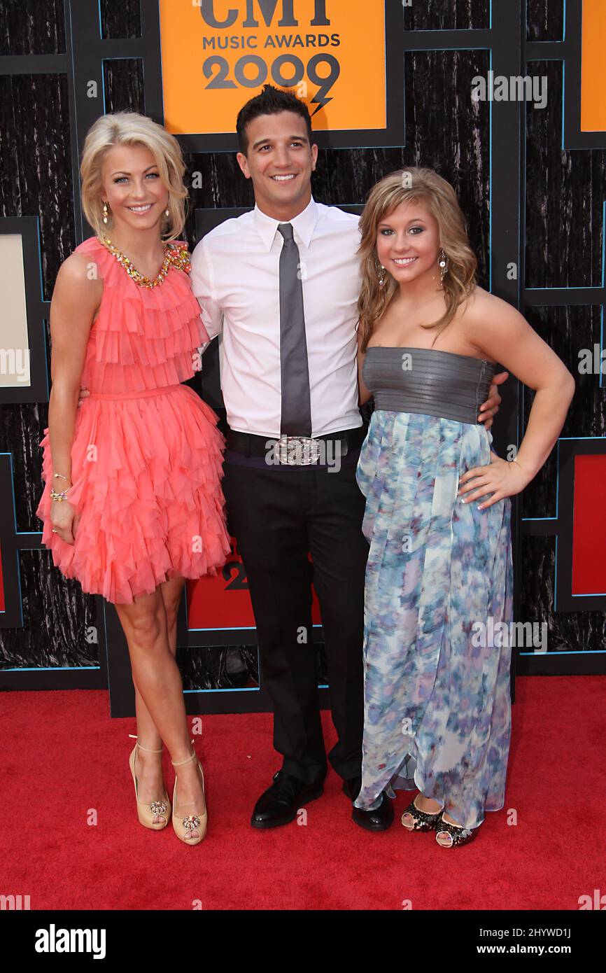 Shawn Johnson And Mark Ballas Kissing