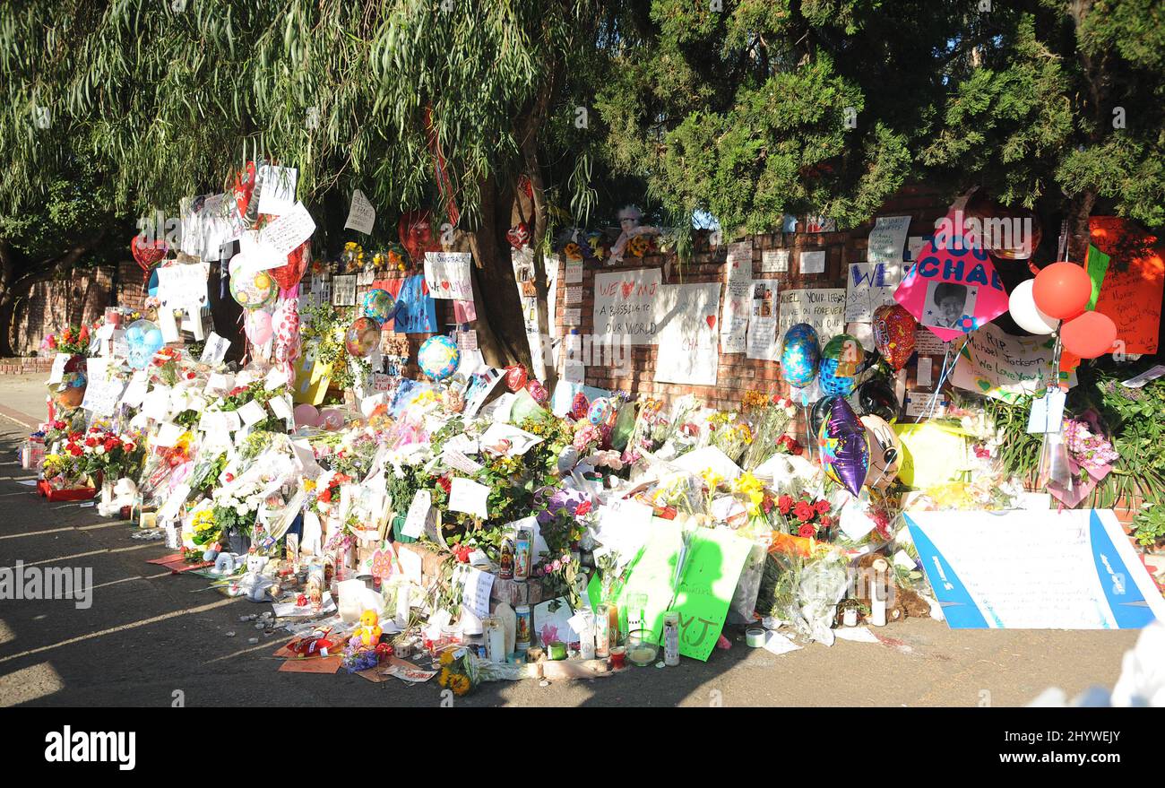 Michael Jackson memorials are seen outside his family home in Encino, California. Stock Photo