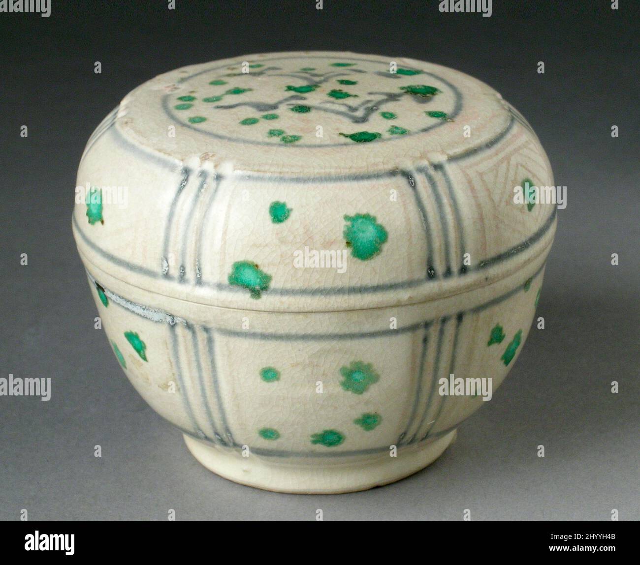 15th Century Vietnamese Green Enamel Bowl with Creamy Glaze 15th Century Vietnamese Green Enamel Bowl with Creamy Glaze