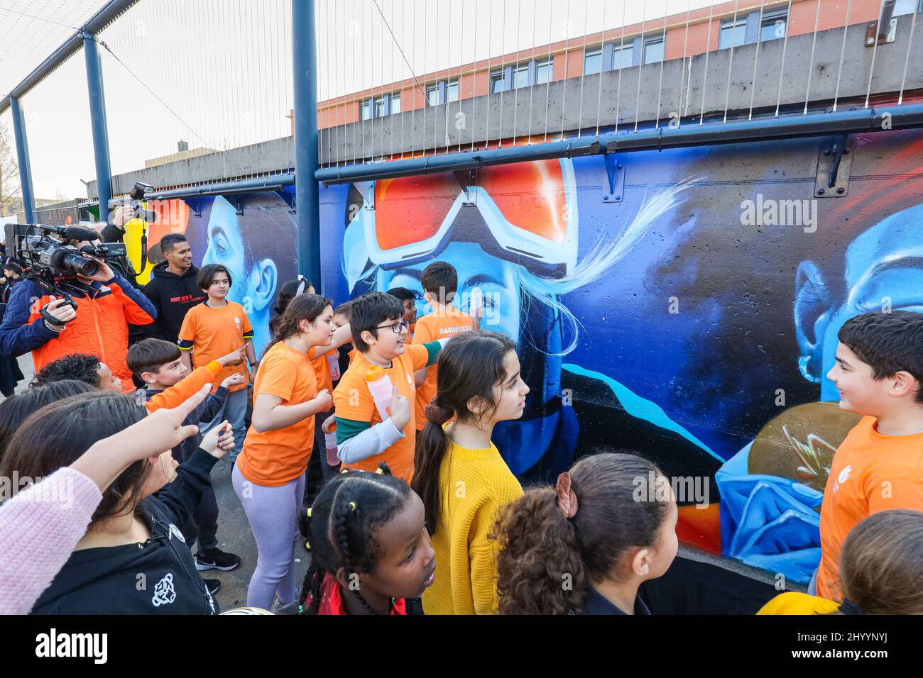 Sportkoepel NOC NSF en de gemeente Den Haag onthullen in de Haagse Schilderswijk een muurschildering met 10 Nederlandse sporthelden van de Olympische en Paralympische Spelen van Tokio en Beijing. Hiermee willen ze jongeren inspireren het beste uit zichzelf te halen. Den Haag is in 2022 sporthoofdstad van Europa. Ook is er een programma voor kinderen, waaronder clinics met TeamNL-sporters. Stock Photo
