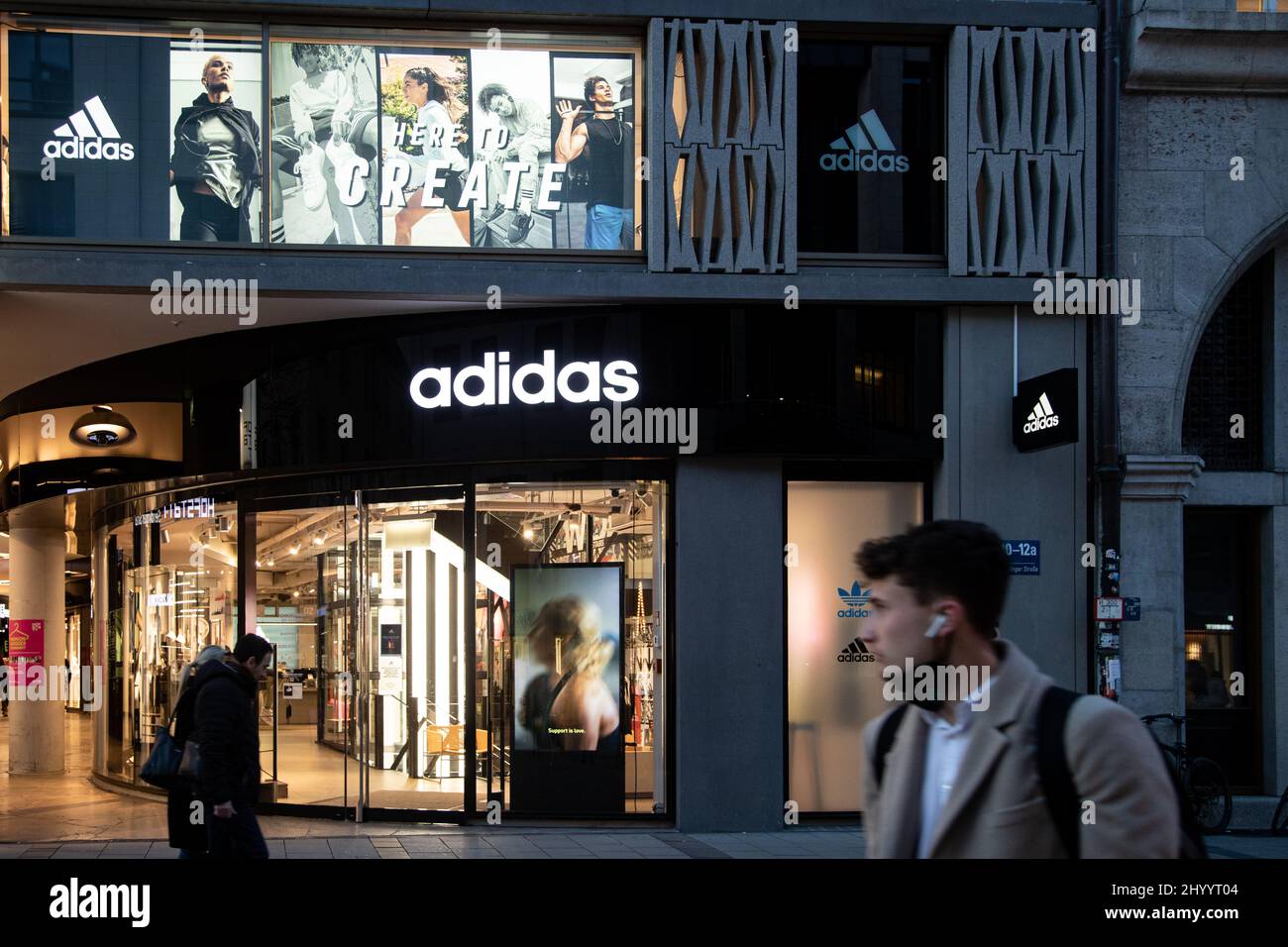 Adidas branch. While the coronavirus infections reach new highs people go  shopping in the Munich pedestrian zone on March 15, 2022. (Photo by  Alexander Pohl/Sipa USA Stock Photo - Alamy