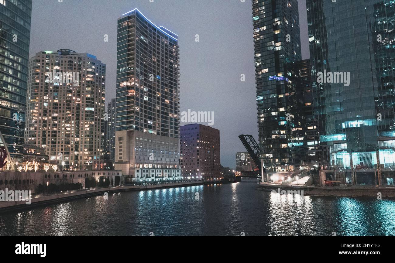 Architecture along chicago river hi-res stock photography and images ...