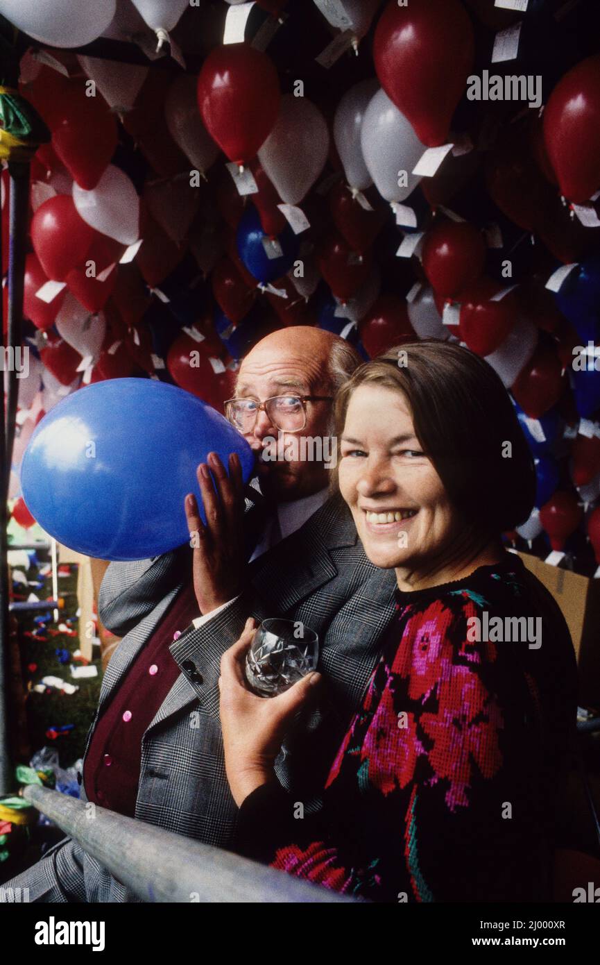 Actress Glenda Jackson and actor Kenneth Waller promoting balloon race for Save the Children Fund at Alton Towers 1989 Stock Photo