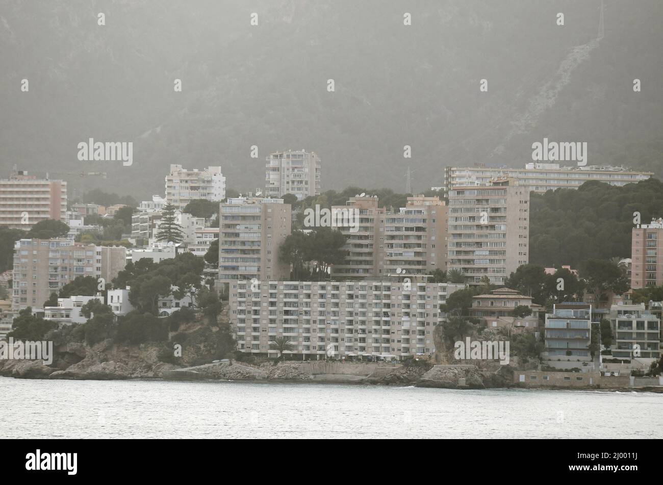 Palma de Mallorca, Spain. March 15, 2022. The Celia storm carries a cloud of dust from the Sahara to the entire country of it. Images of the city of Palma de Mallorca covered in suspended dust. Joan Llado / Alamy Live news Stock Photo