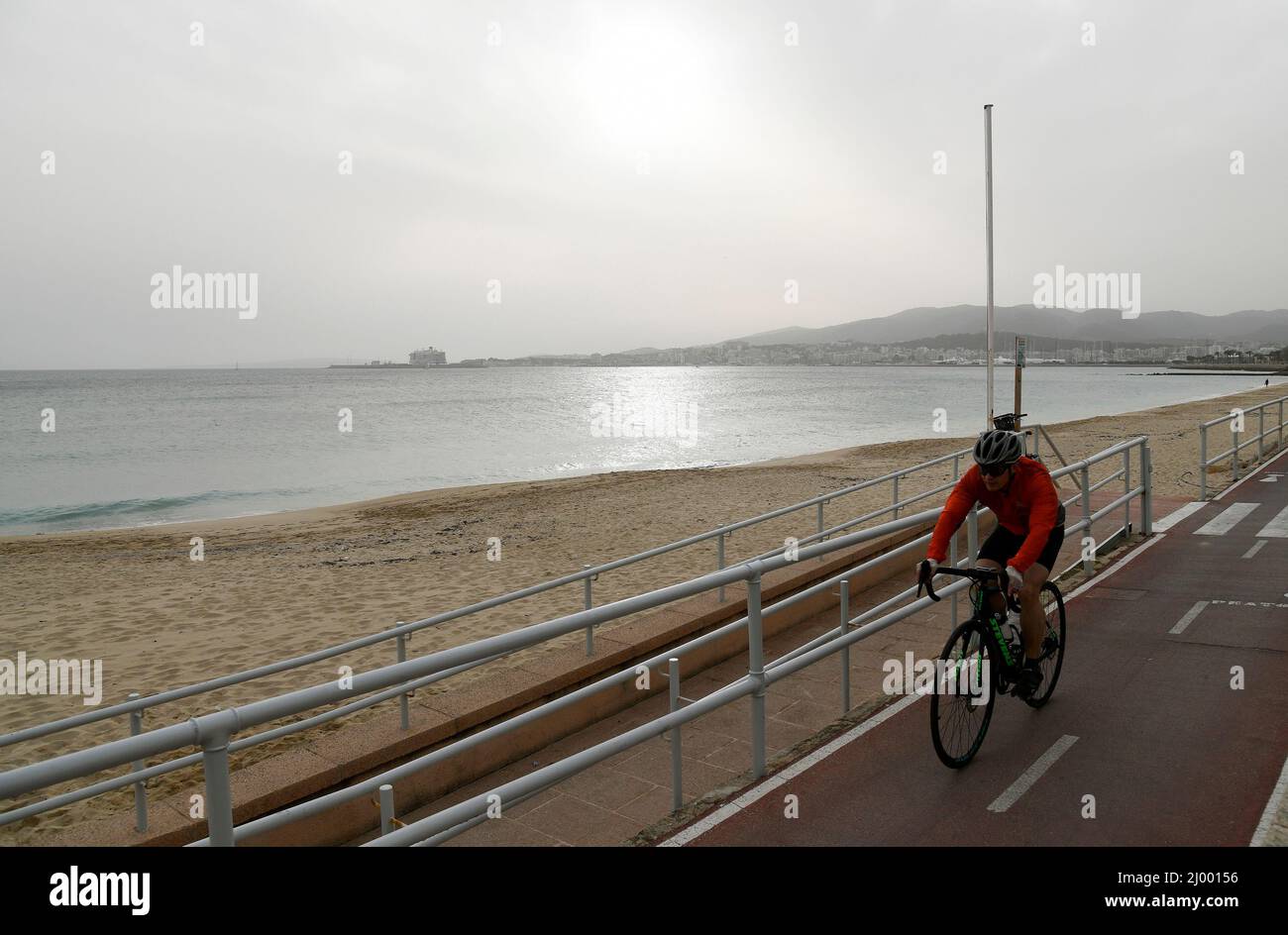 Palma de Mallorca, Spain. March 15, 2022. The Celia storm carries a cloud of dust from the Sahara to the entire country of it. Images of the city of Palma de Mallorca covered in suspended dust. Joan Llado / Alamy Live news Stock Photo