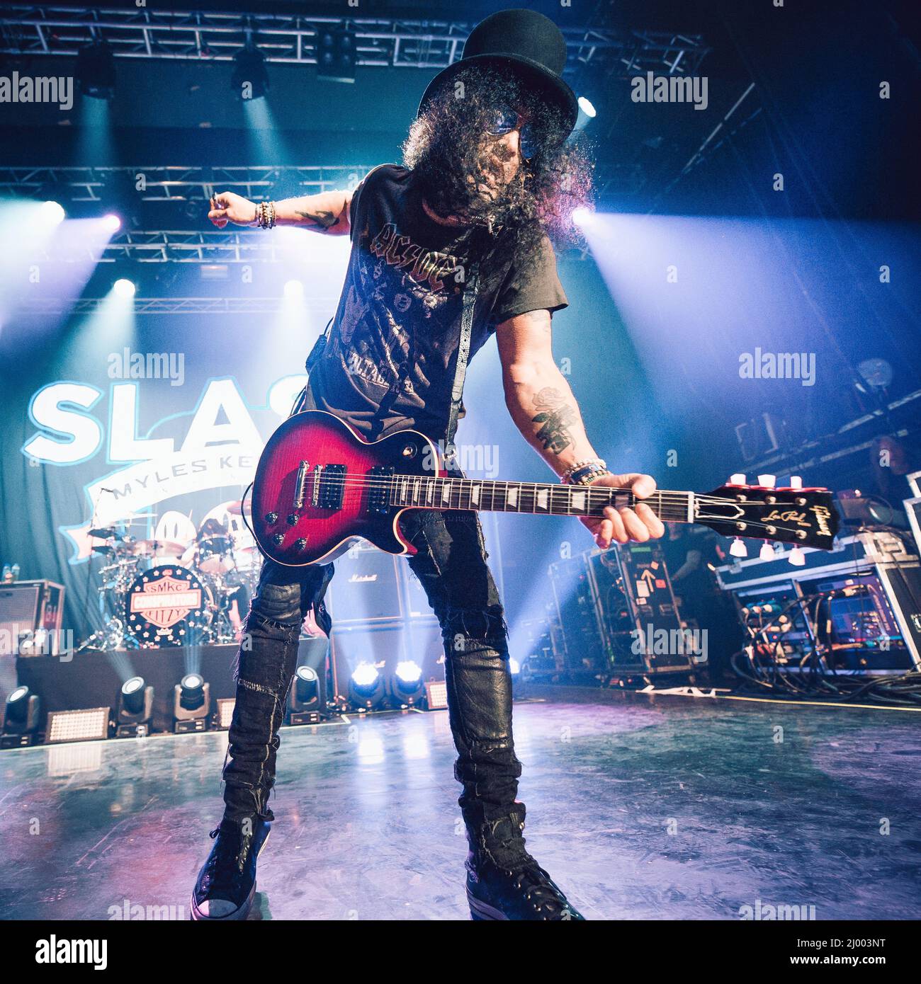 Former lead guitarist in Guns N' Roses, Slash, at Waterstone's book store  to sign copies of autobiography, 'Slash', a tell-all account of his life in  the legendary rock band Stock Photo 