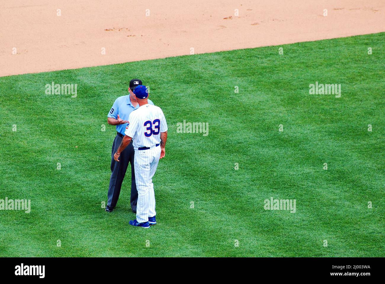 A manager argues an umpire's call at a game in Wrigley Field, Chicago Stock Photo