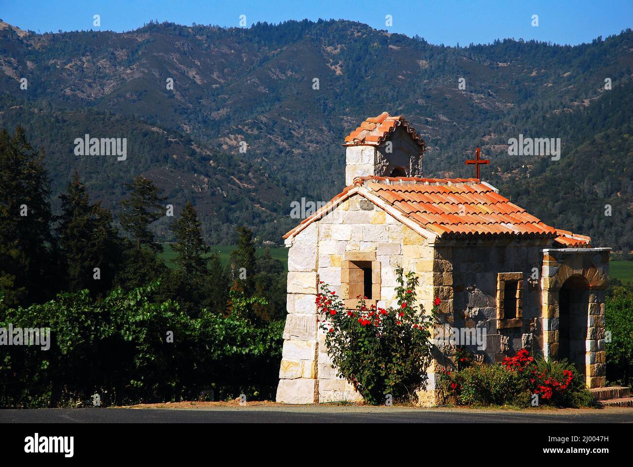 A small stone gatekeeper's hut marks the entrance to a winery in the Napa Valley Stock Photo