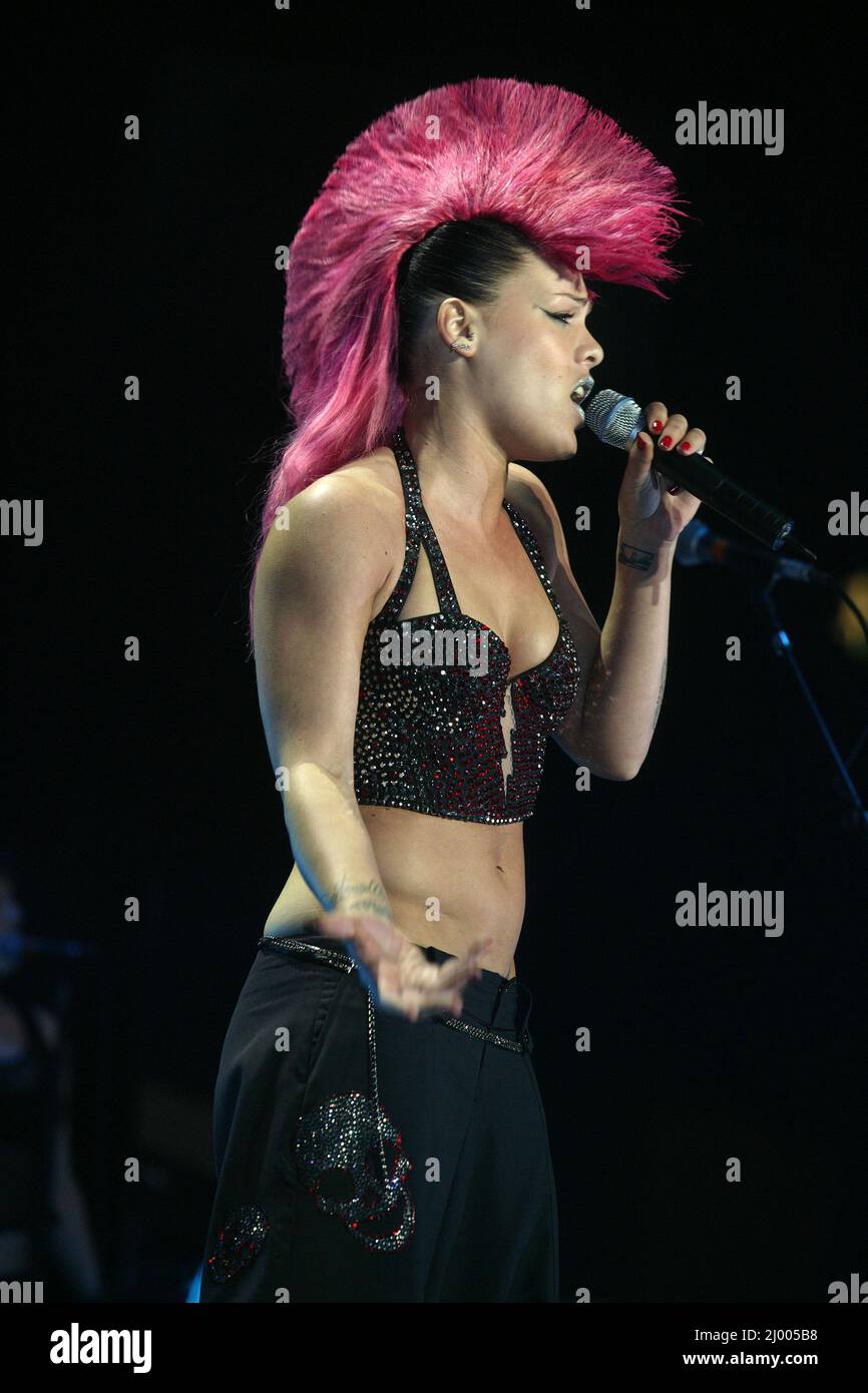 Pink 2004 Acrobatic stage presence hi-res stock photography and images - Alamy