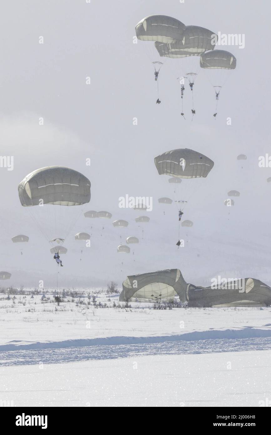 Fort Greely, United States. 11 March, 2022. Canadian and U.S. Army paratroopers parachute during a Joint Forcible Entry Operation part of Exercise Arctic Edge at the Donnelly Drop Zone March 11, 2022 in Fort Greely, Alaska.  Credit: SSgt. Christopher Dennis/U.S. Army/Alamy Live News Stock Photo