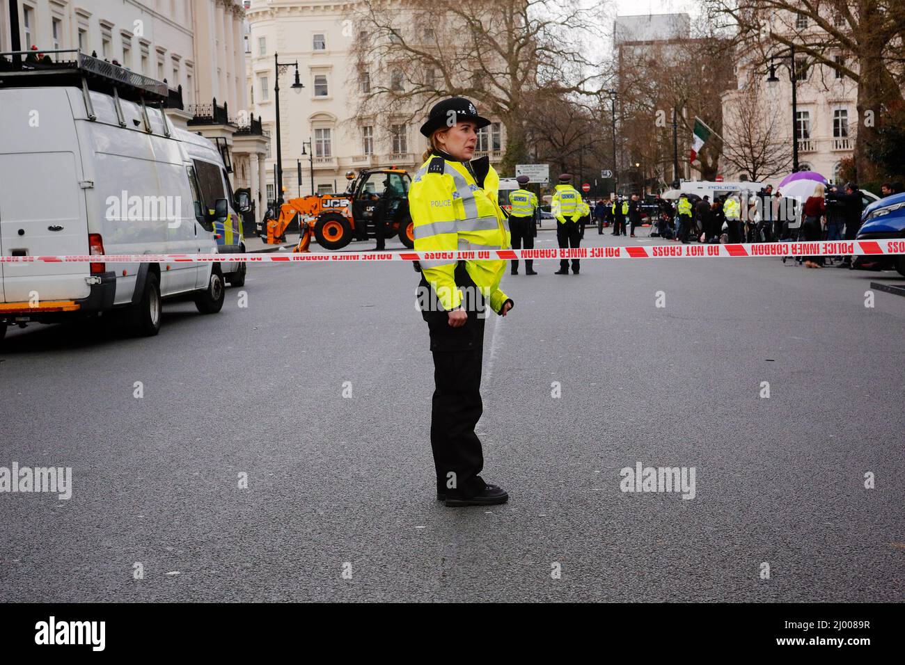London (UK), 14.03.2022: Squatters occupy the house of Russian oligarch Oleg Deripaska in Belgrave Square in the capital. Police move in on the occupi Stock Photo