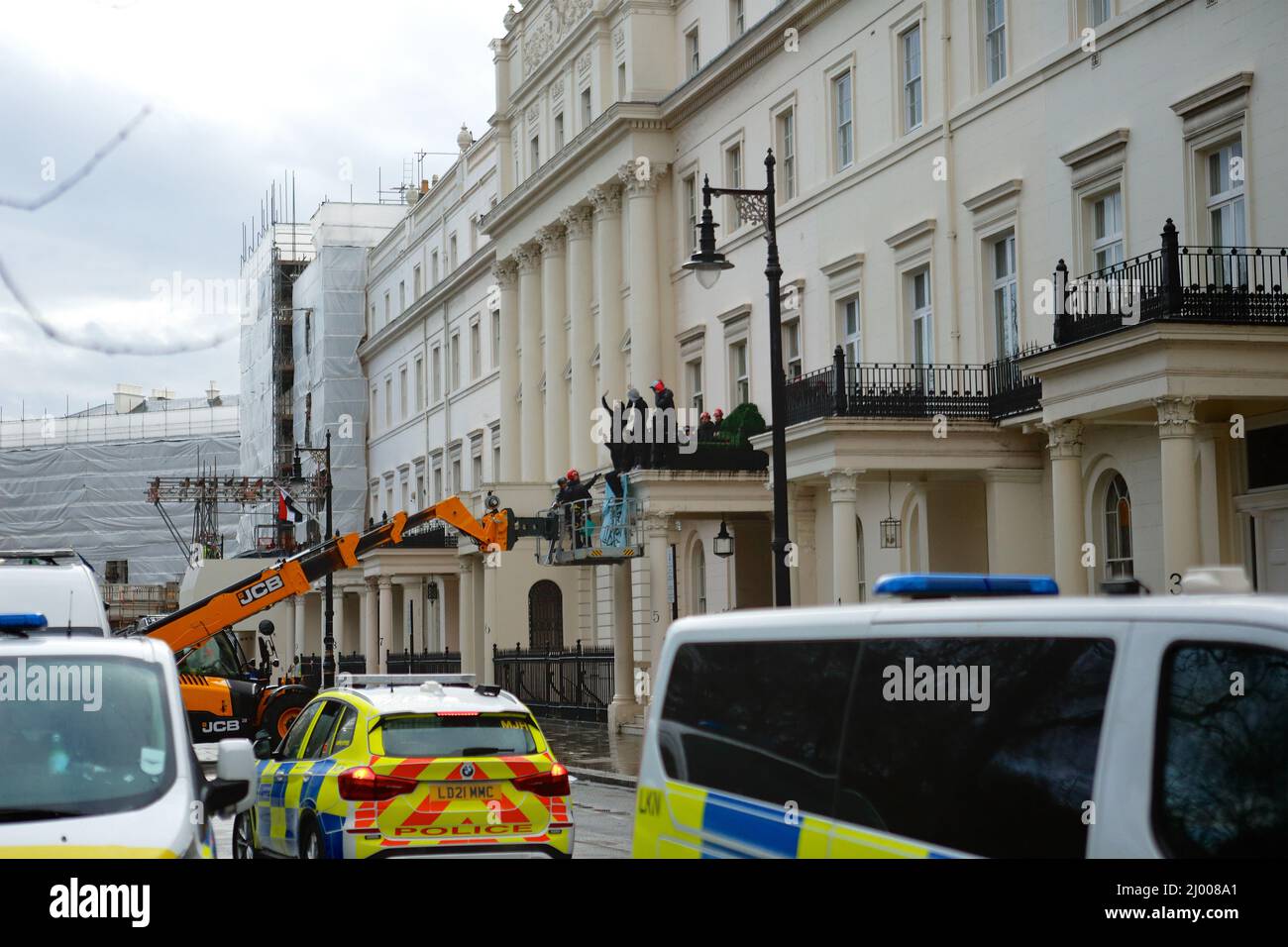 London (UK), 14.03.2022: Squatters occupy the house of Russian oligarch Oleg Deripaska in Belgrave Square in the capital. Police move in on the occupi Stock Photo