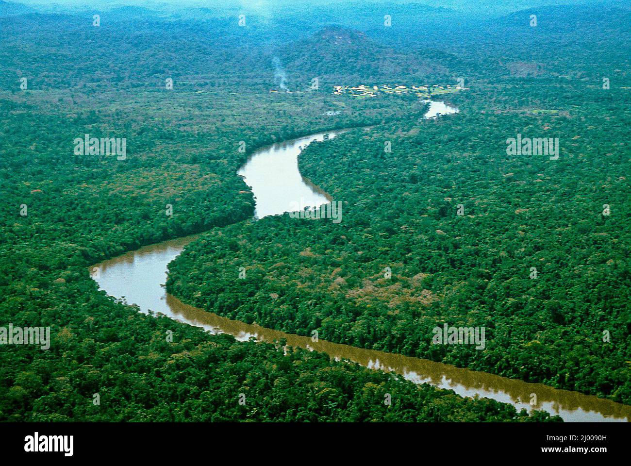 Самая полноводная река бразилии. Река Амазонка. Река Амазонка река Амазонка. Бразилия Амазонская низменность. Исток реки Амазонка.