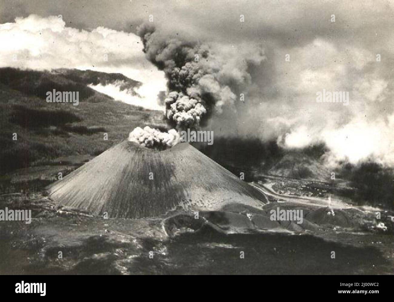 Vintage black and white aerial photograph of Paricutin Volcano (Volcan de Paricutin) erupting in 1944, Michoacan, Mexico Stock Photo