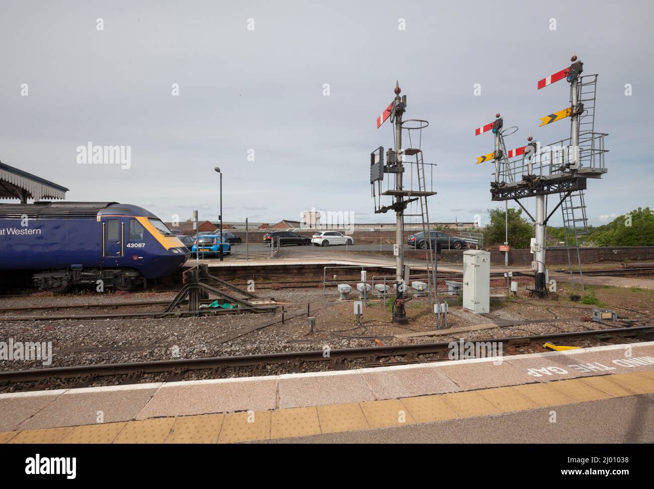 Lower quadrant mechanical semaphore bracket signals at Worcester Shrub Hill with a Great Western Railway high speed train power car (43087) Stock Photo