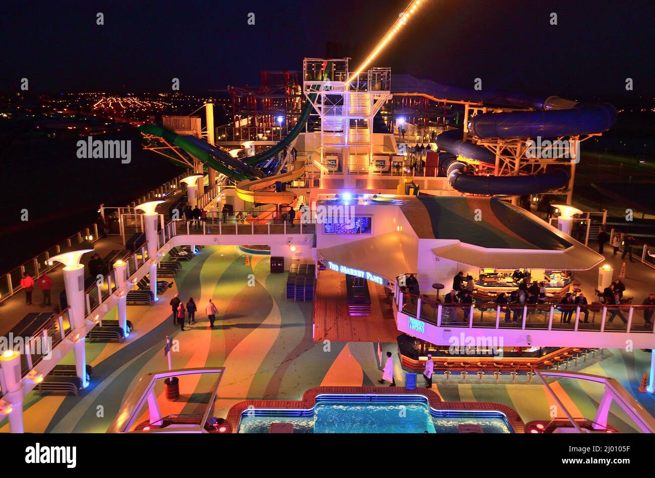 Nachtaufnahme vom Deck 18 an Bord der NCL Escape in Hamburg am 25.10.2015 Stock Photo