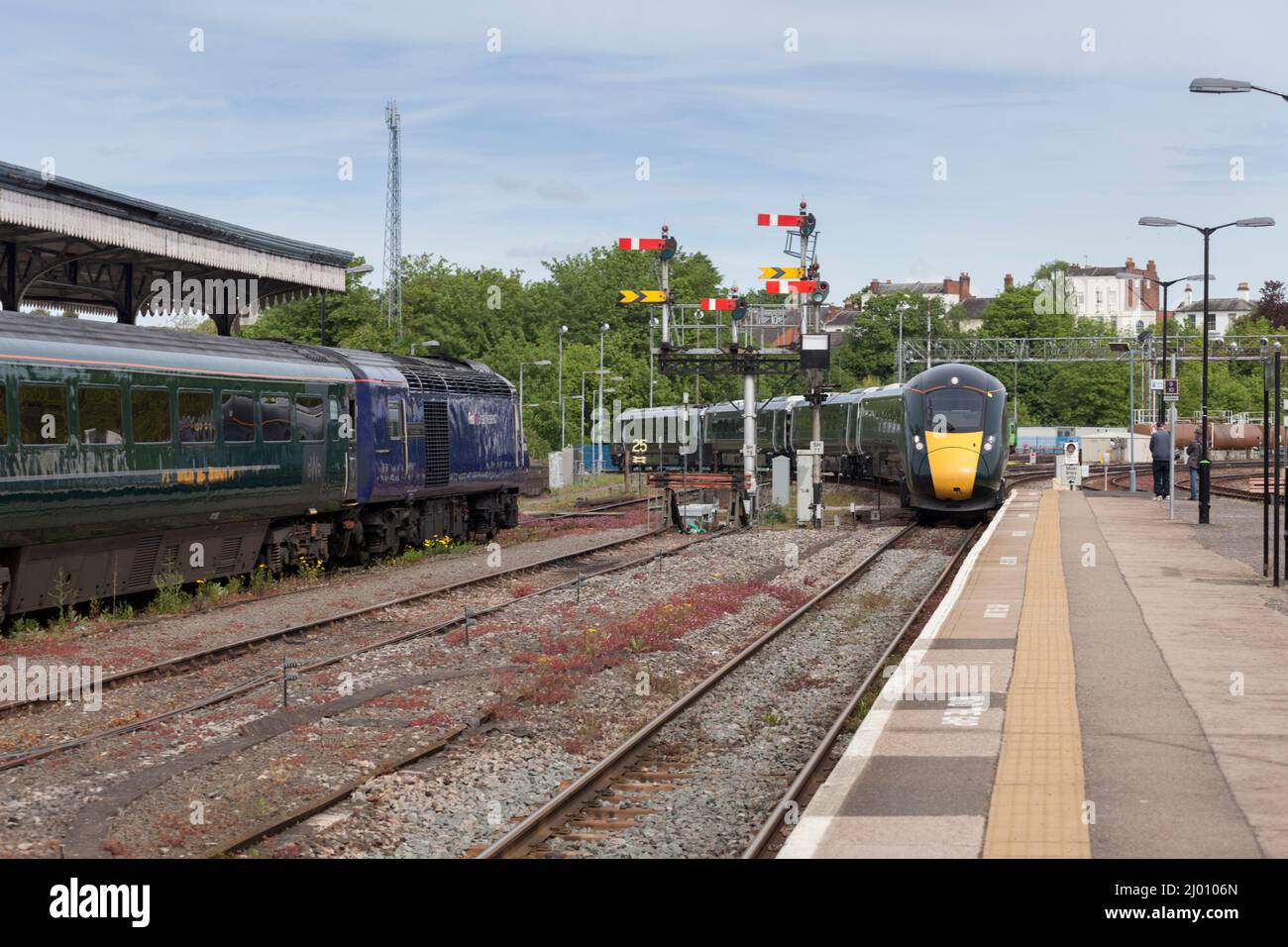 Great Western Railway Hitachi IEP train arriving at Worcester Shrub Hill passing a high speed train ( intercity 125 ) with semaphore signals Stock Photo