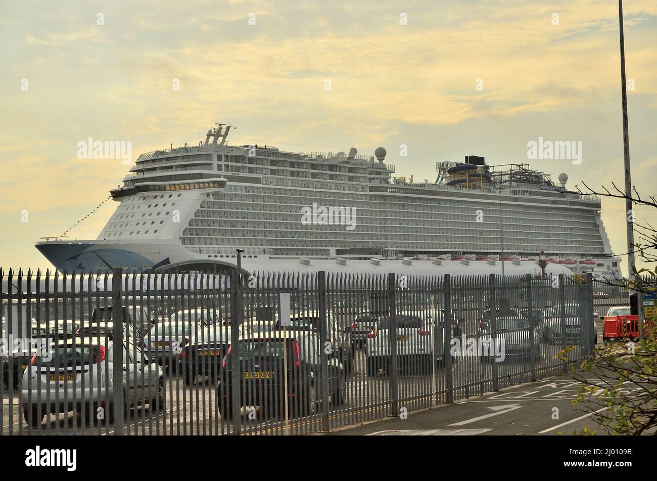 Aussenaufnahme der NCL Escape morgens im Hafen von Southhampton am 27.10.2015 Stock Photo