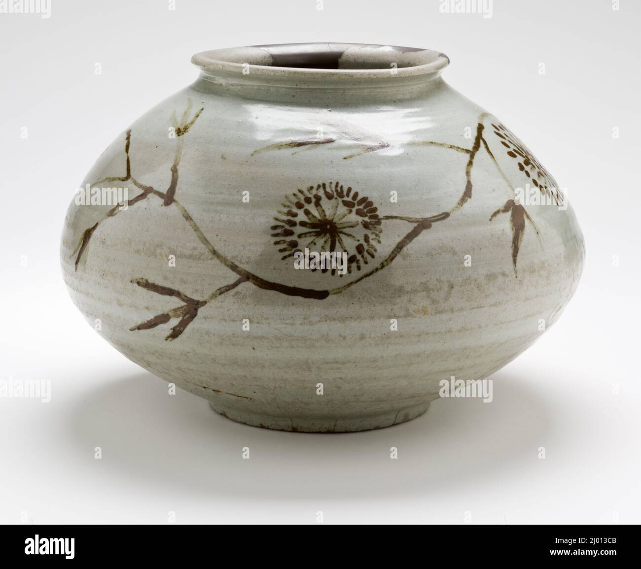 https://c8.alamy.com/comp/2J013CB/jar-with-floral-scroll-design-in-underglaze-iron-korea-korean-joseon-dynasty-1392-1910-18th-century-furnishings-serviceware-wheel-thrown-stoneware-with-cream-slip-and-brown-painted-decoration-under-clear-glaze-2J013CB.jpg