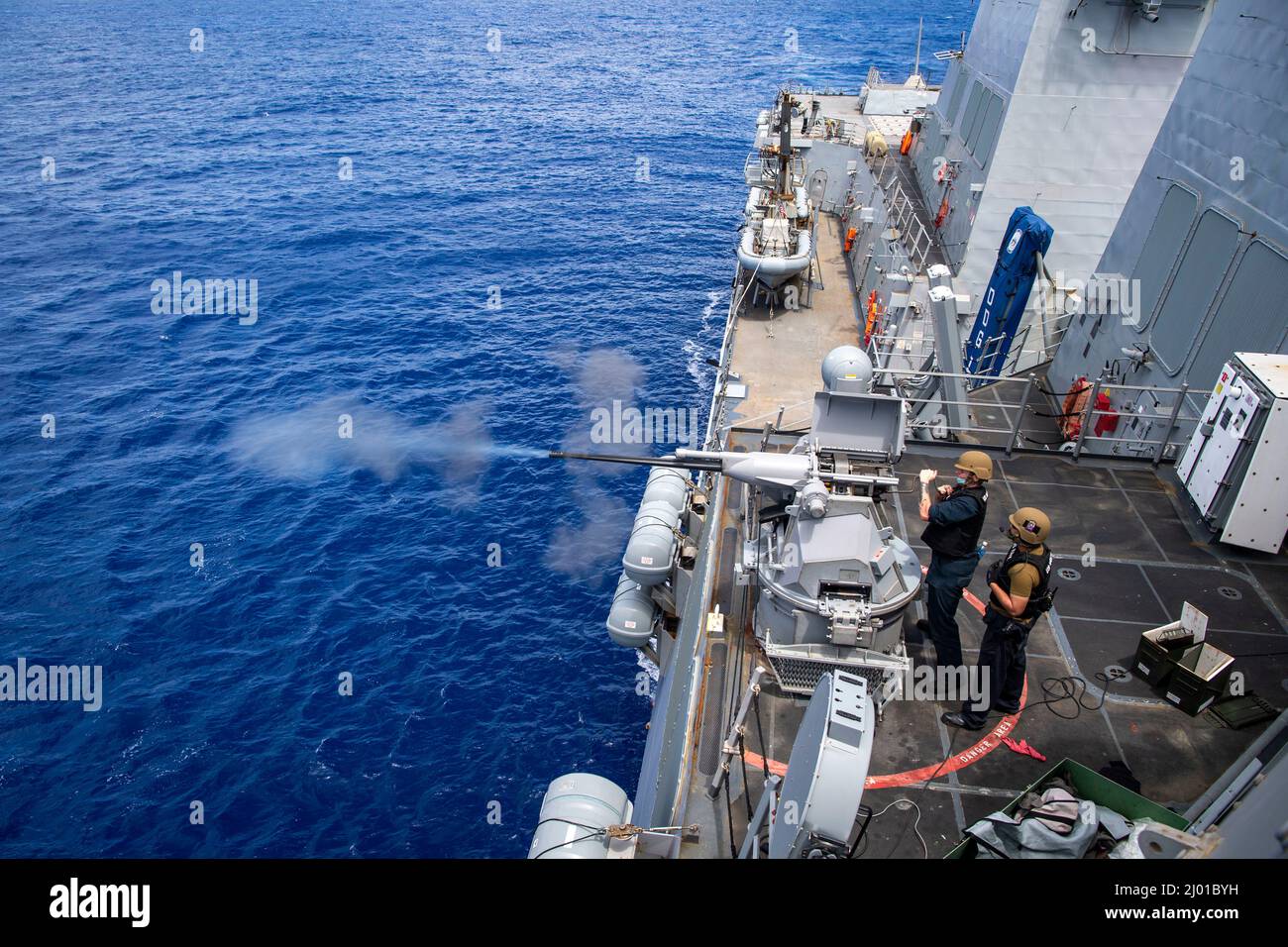 PHILIPPINE SEA (March 13, 2022) Sailors assigned to the Arleigh Burke-class guided-missile destroyer USS Dewey (DDG 105) manually fire the Mark 38 – 25 mm machine gun during a live-fire exercise while conducting routine operations underway in the U.S. 7th Fleet area of responsibility. Dewey is assigned to Destroyer Squadron (DESRON) 15 and is underway supporting a free and open Indo-Pacific. CTF 71/DESRON 15 is the Navy’s largest forward-deployed DESRON and the U.S. 7th Fleet’s principal surface force. (U.S. Navy photo by Mass Communication Specialist 1st Class Benjamin A. Lewis) Stock Photo