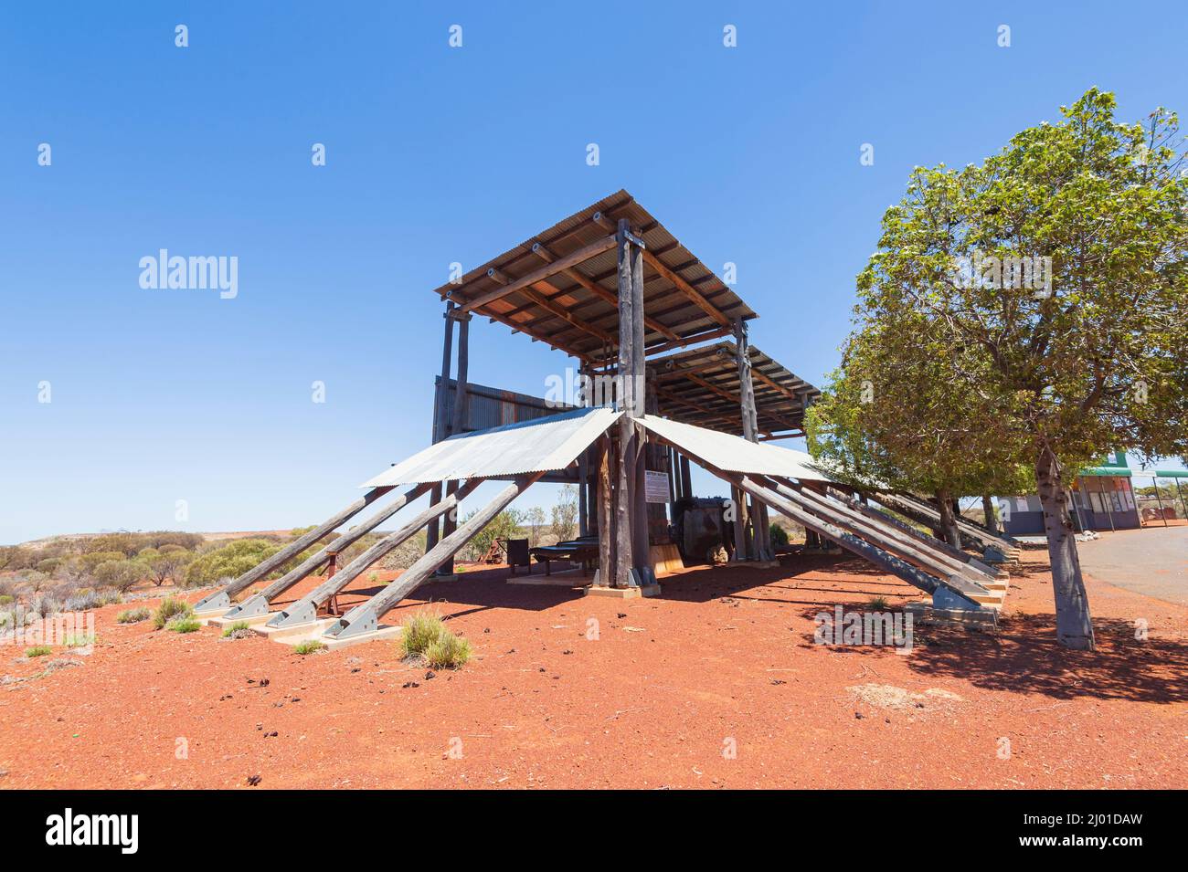 A battery or stamp mill used to crush gold ore, in the small rural town of Leonora, Goldfields-Esperance, Western Australia, WA, Australia Stock Photo