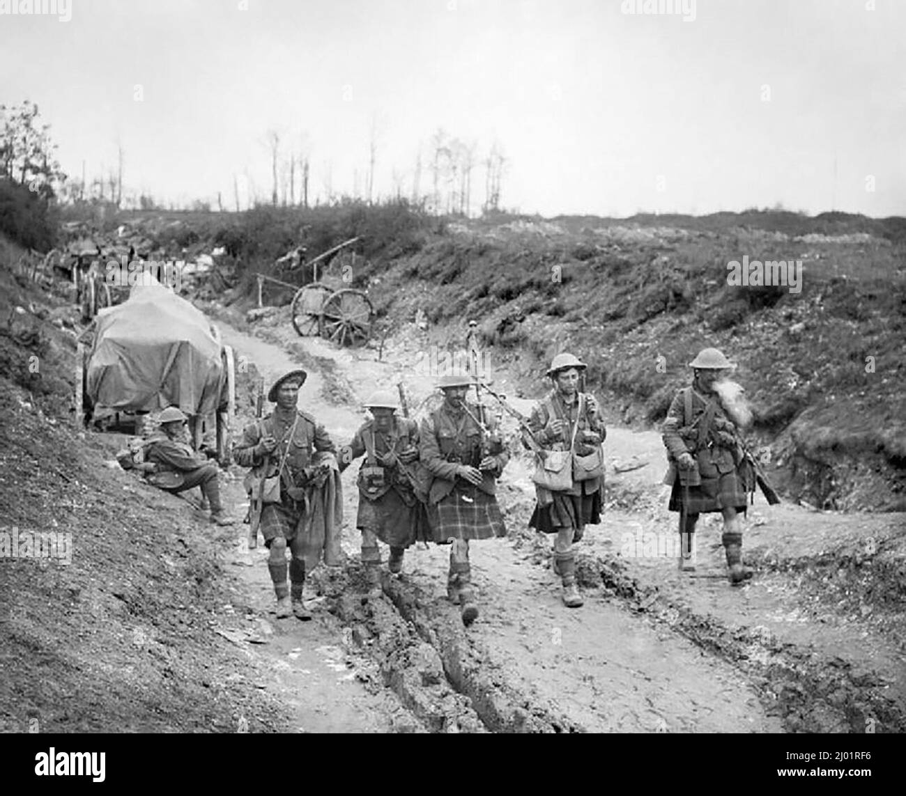 A piper of the 7th Seaforth Highlanders leads four men of the 26th Brigade back from the trenches after the attack on Longueval. Stock Photo