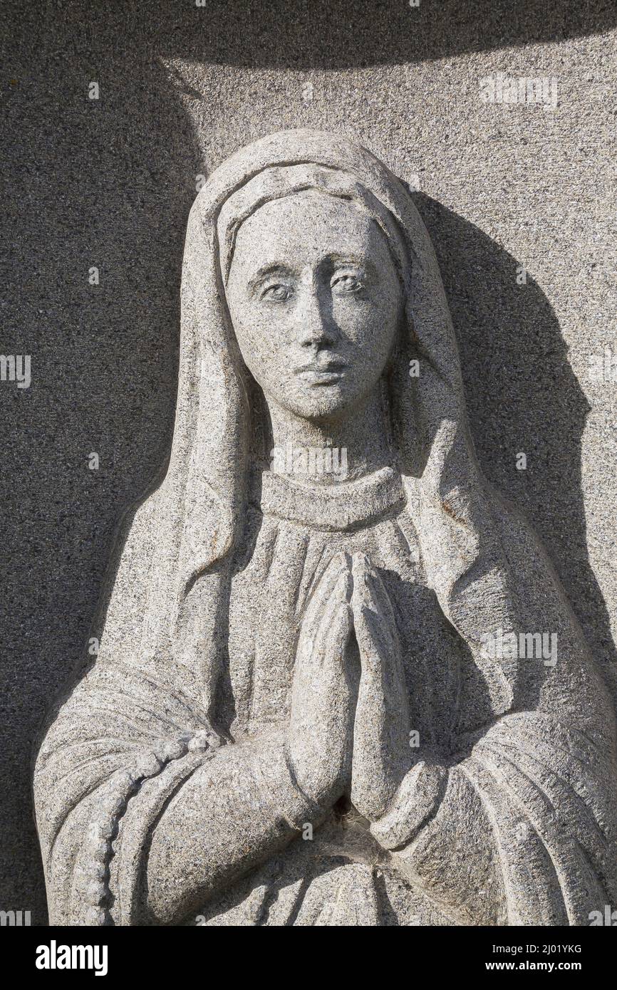 Virgin Mary figurine on granite headstone Stock Photo - Alamy