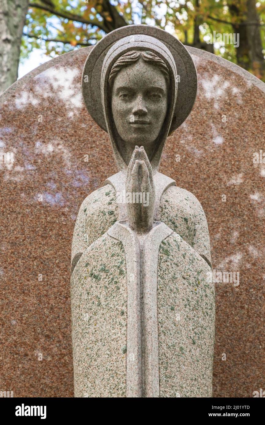Virgin Mary figurine on polished granite headstone Stock Photo - Alamy