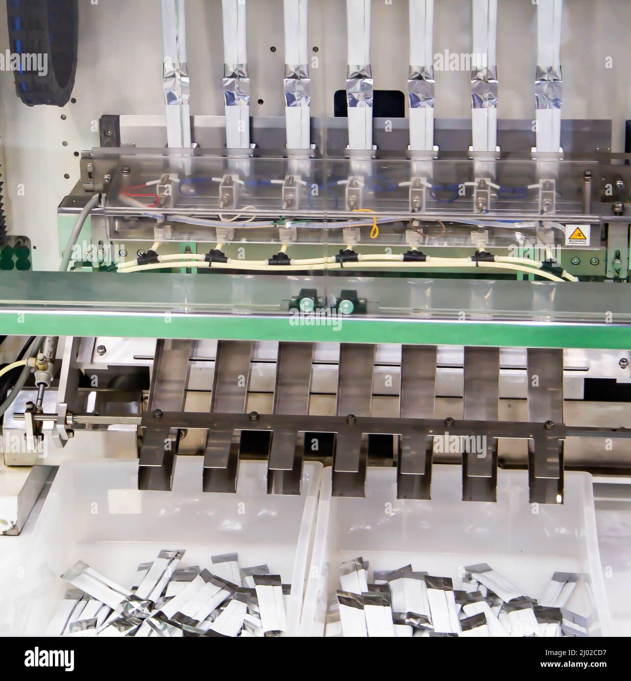 Vertical sauce or ketchup sachet filling and packaging machine in food